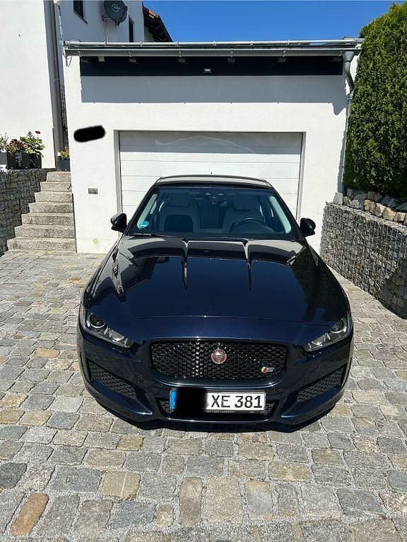 Blau Gebraucht 2017 Jaguar XE S Limousine | 20.500 € (Fairer Preis) - Bild 1/4