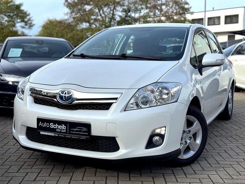 Weiß Gebraucht 2013 Toyota Auris Hybrid Life Limousine | 8.950 € (Fairer Preis) - Bild 1/4