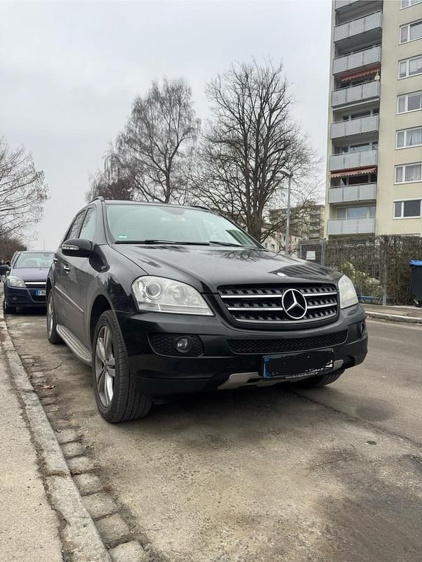 Schwarz Gebraucht 2006 Mercedes ML320 SUV | 8.900 € - Bild 1/4