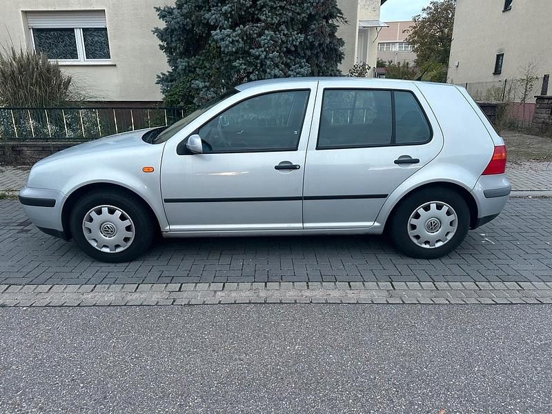 Silber Gebraucht 1997 VW Golf IV Kleinwagen | 650 € (Guter Preis) - Bild 1/4