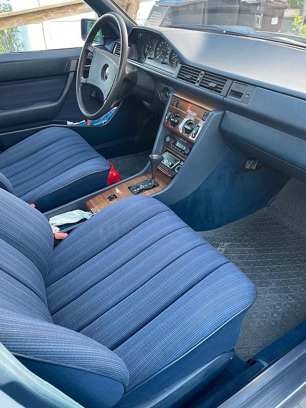 Gebraucht Mercedes E230 136 PS (100 kW) 1985 Grau Limousine