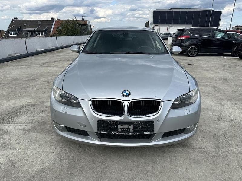 Silber Gebraucht 2008 BMW 320 Comfort Edition Coupé | 3.950 € (Superpreis) - Bild 1/4