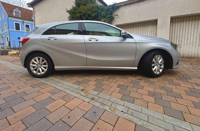 Gebraucht Mercedes A180 Edition 122 PS (89 kW) 2015 Silber Limousine