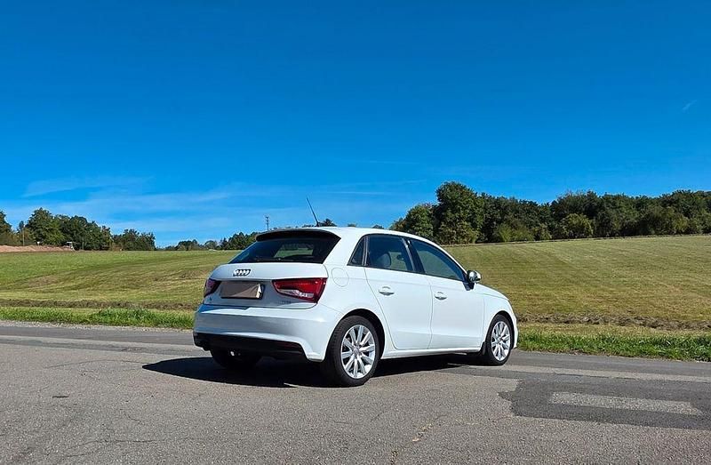 Weiß Gebraucht 2018 Audi A1 Sportback Kleinwagen | 11.100 € (Guter Preis) - Bild 1/4