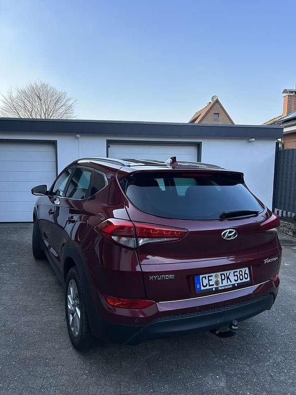 Gebraucht Hyundai Tucson Intro Edition 132 PS (97 kW) 2016 Rot SUV