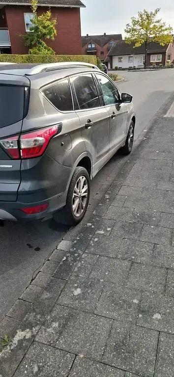 Gebraucht Ford Kuga Titanium 182 PS (133 kW) 2017 Grau SUV