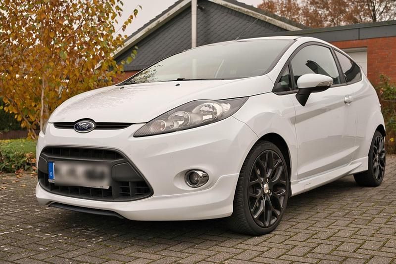 Weiß Gebraucht 2012 Ford Fiesta Kleinwagen | 4.300 € - Bild 1/4
