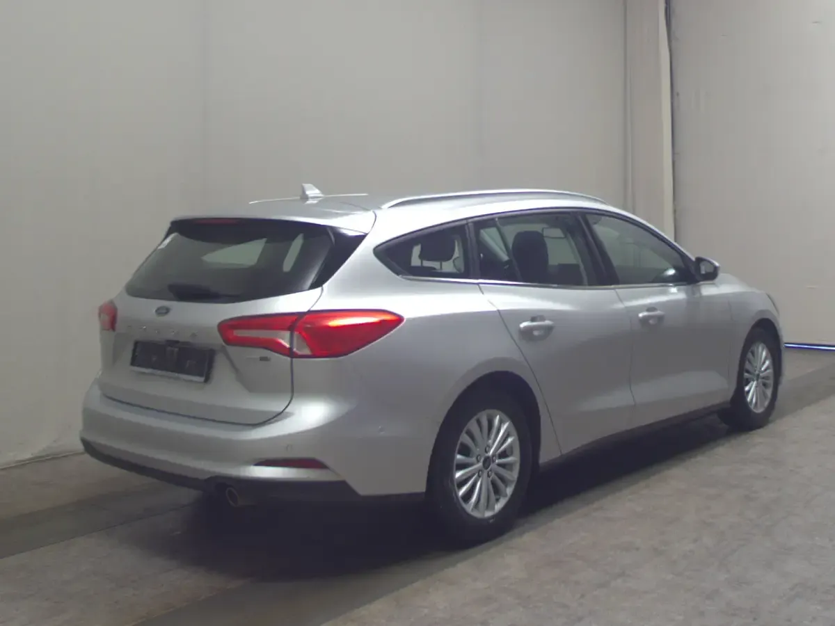 Używany Ford Focus Titanium 125 KM (91 kW) 2021 Srebrny Sedan/Limuzyna