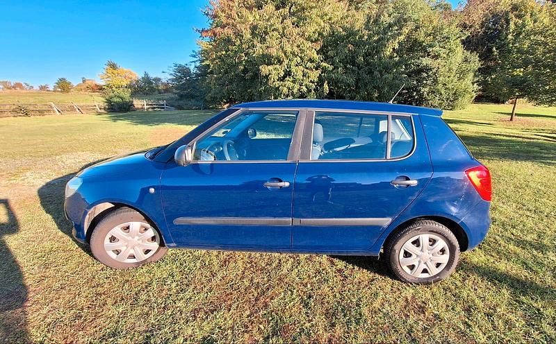 Gebraucht Skoda Fabia 60 PS (44 kW) 2012 Blau Limousine
