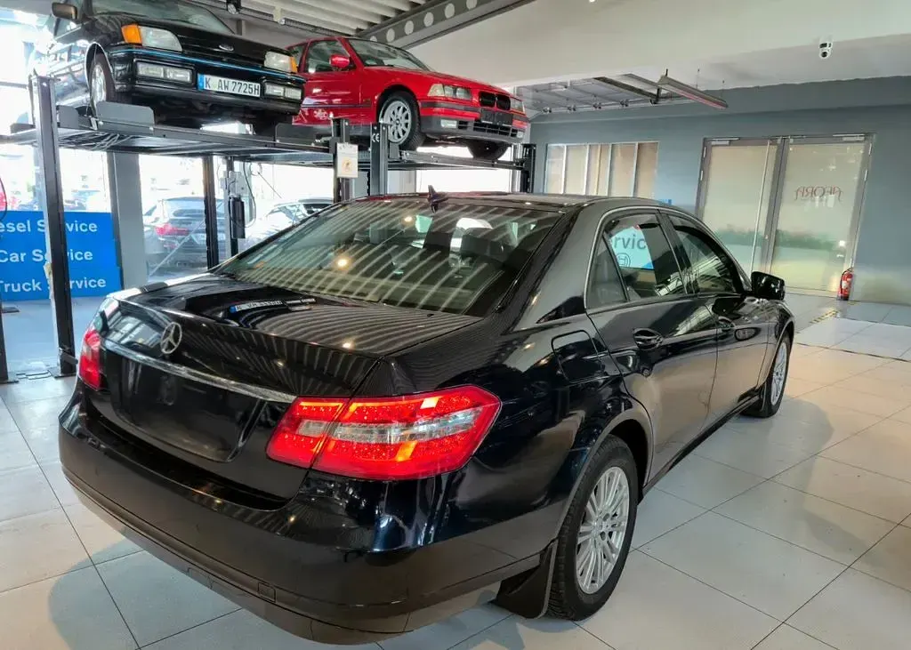 Usado Mercedes E220 Elegance 170 CV (125 kW) 2010 Azul Berlina