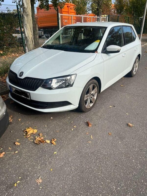 Weiß Gebraucht 2015 Skoda Fabia Kleinwagen | 6.750 € (Guter Preis) - Bild 1/4