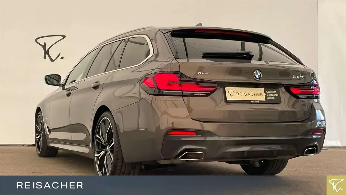 Gebraucht BMW 540 Efficient Dynamics 340 PS (250 kW) 2023 Bmw individual alvitgrau metall Kombi