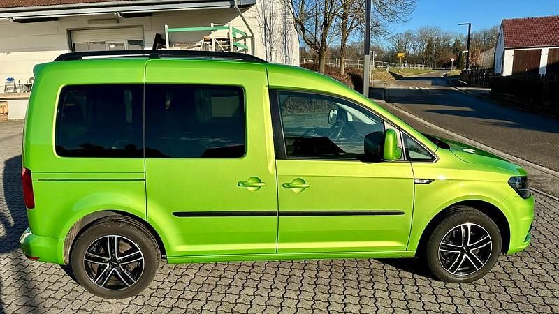 Gebraucht VW Caddy Trendline 84 PS (61 kW) 2017 Viperngrün metallic Van / Kleinbus