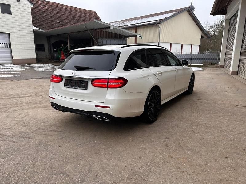 Weiß Gebraucht 2020 Mercedes E220 AMG Kombi | 19.300 € (Superpreis) - Bild 1/4