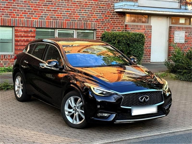 Schwarz Gebraucht 2017 Infiniti Q30 Kleinwagen | 12.995 € (Fairer Preis) - Bild 1/4