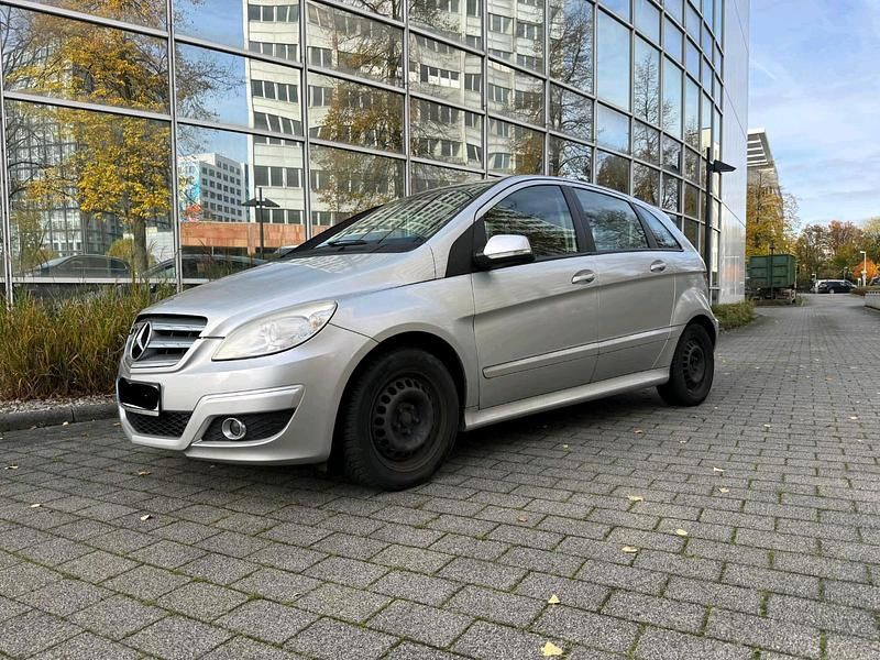 Silber Gebraucht 2009 Mercedes B180 Van / Kleinbus | 2.999 € - Bild 1/4