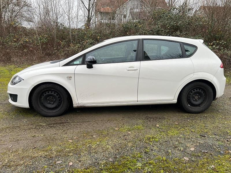 Weiß Gebraucht 2011 Seat Leon Limousine | 1.550 € (Superpreis) - Bild 1/4
