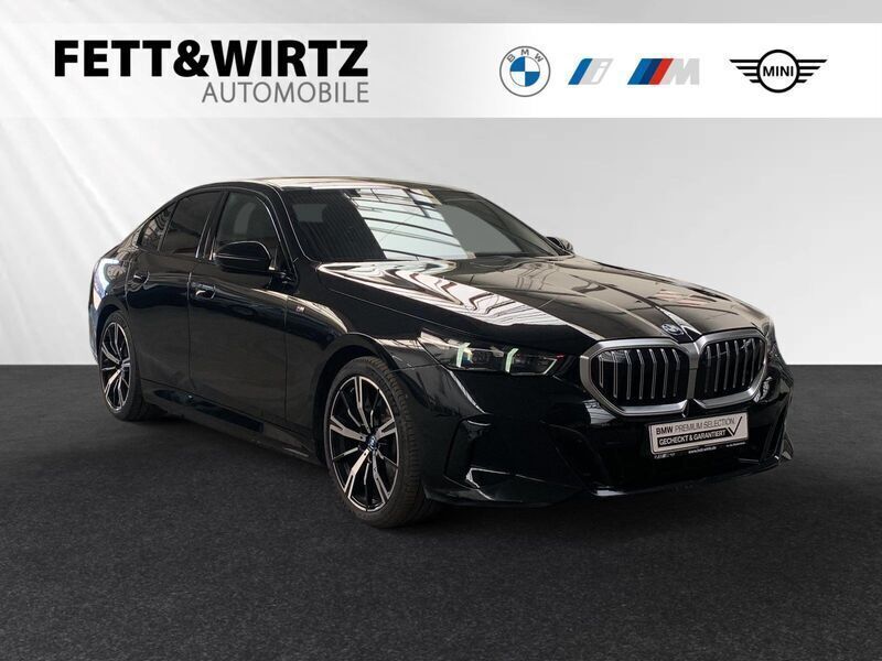 Saphirschwarz metallic Gebraucht 2024 BMW 530e M Sport Limousine | 60.800 € (Etwas zu teuer) - Bild 1/1
