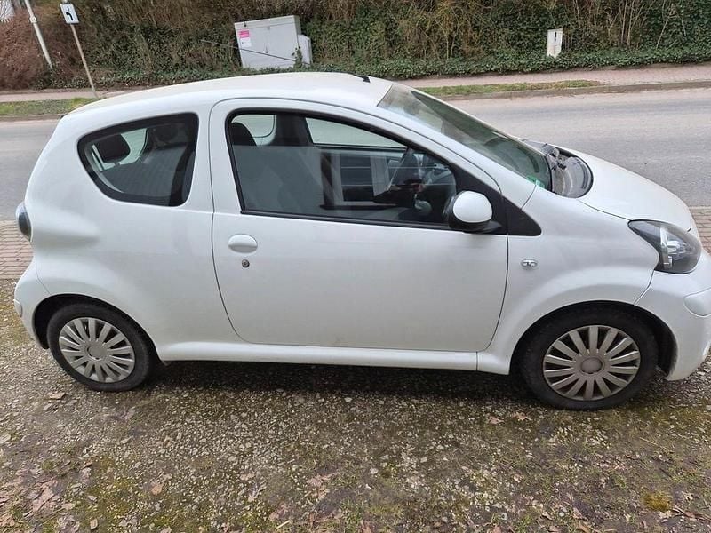 Gebraucht Toyota Aygo Cool 68 PS (50 kW) 2013 Weiß Kleinwagen