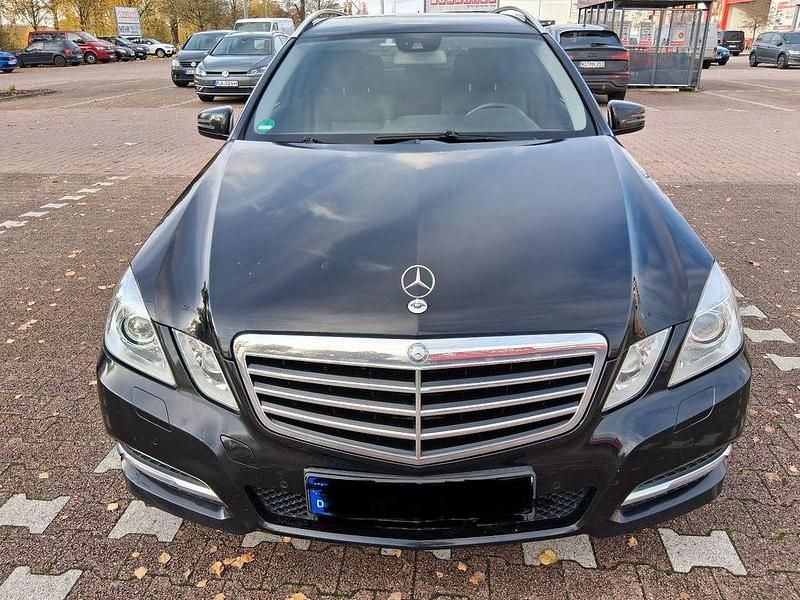 Gebraucht Mercedes E250 Avantgarde 204 PS (150 kW) 2012 Schwarz Limousine