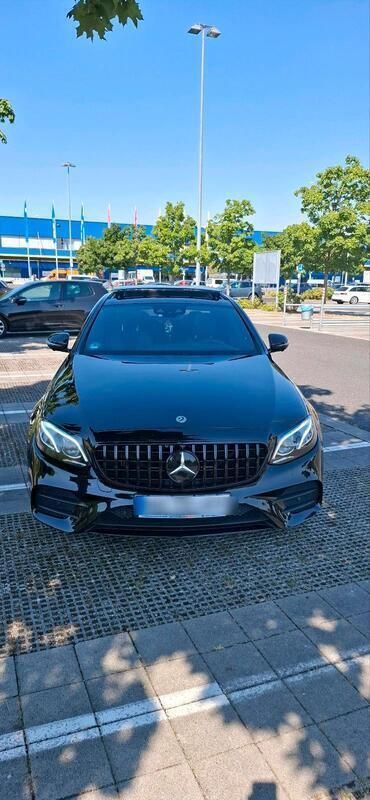 Schwarz Gebraucht 2017 Mercedes E350 AMG line Limousine | 27.999 € - Bild 1/4