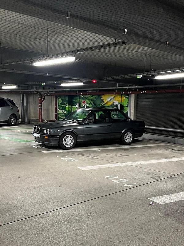 Grau Gebraucht 1990 BMW 316 Limousine | 10.000 € - Bild 1/4