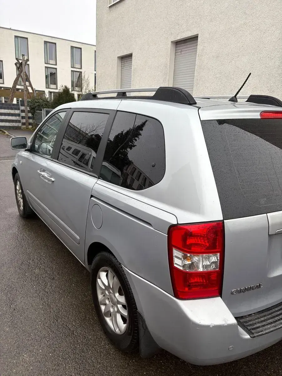 Gebraucht Kia Carnival LX 185 PS (136 kW) 2009 Silber Van / Kleinbus
