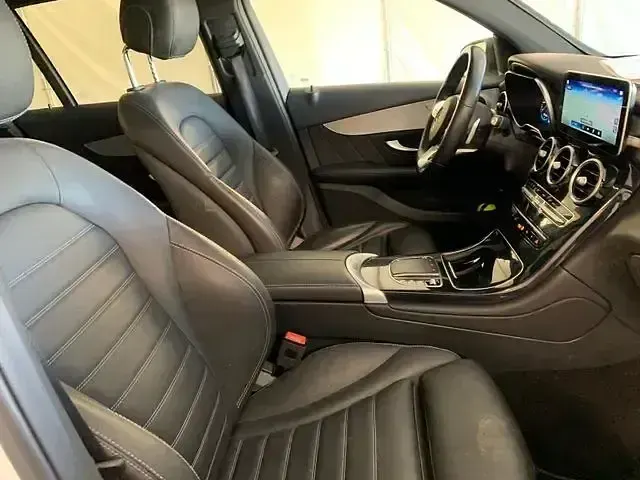 Gebraucht Mercedes GLC220 AMG line 194 PS (142 kW) 2022 Polarweiss  unilack SUV