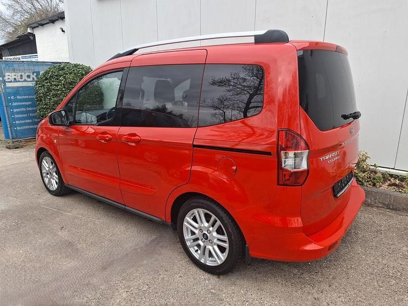 Gebraucht Ford Tourneo Courier Titanium 101 PS (74 kW) 2016 Race red Van / Kleinbus