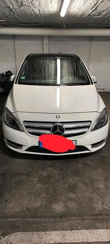 Weiß Gebraucht 2012 Mercedes 180 Limousine | 9.200 € (Fairer Preis) - Bild 1/4