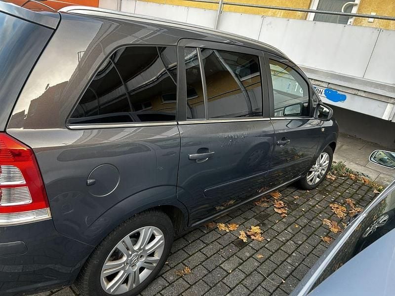 Gebraucht Opel Zafira Family 140 PS (102 kW) 2012 Grau Van / Kleinbus