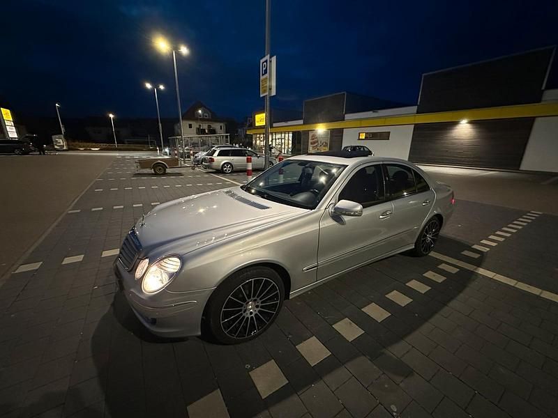 Gebraucht Mercedes E200 184 PS (135 kW) 2007 Grau Limousine