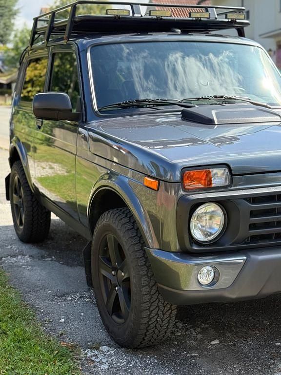 Grau Gebraucht 2021 Lada niva SUV | 17.250 € (Teuer) - Bild 1/4