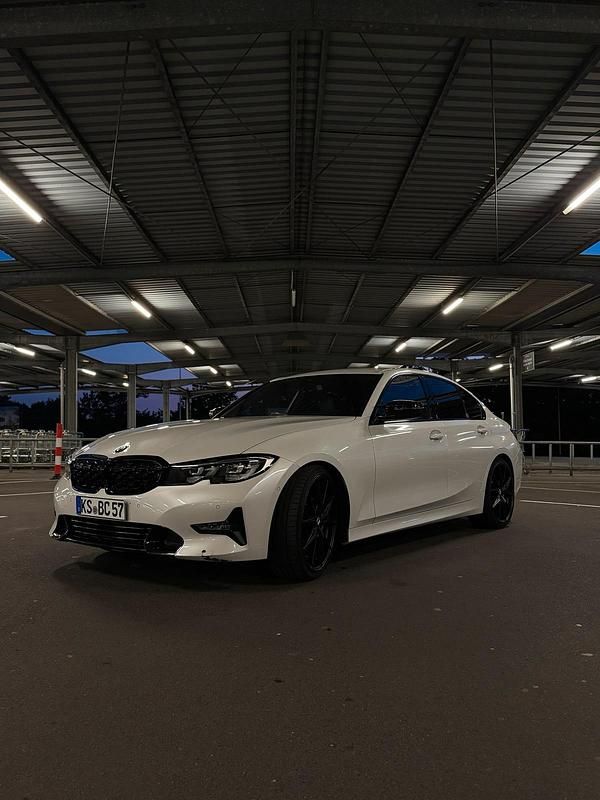 Weiß Gebraucht 2019 BMW 330 Limousine | 27.000 € (Guter Preis) - Bild 1/4