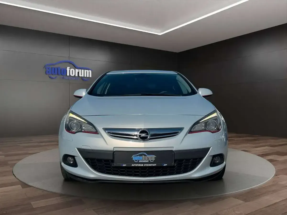 Gebraucht Opel Astra GTC Innovation 165 PS (121 kW) 2012 Mineralweiss/ice grey (m2) Coupé