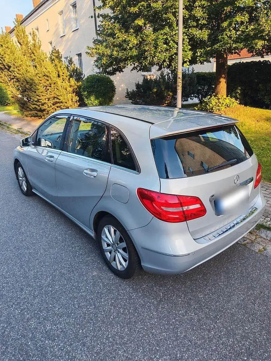 Gebraucht Mercedes B180 122 PS (89 kW) 2014 Silber Kleinwagen