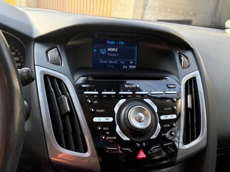 Gebraucht Ford Focus Titanium 125 PS (91 kW) 2014 Silber Limousine