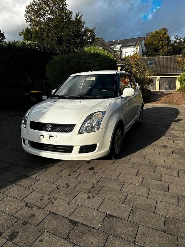 Weiß Gebraucht 2010 Suzuki Swift Club Kleinwagen | 3.550 € (Etwas zu teuer) - Bild 1/4
