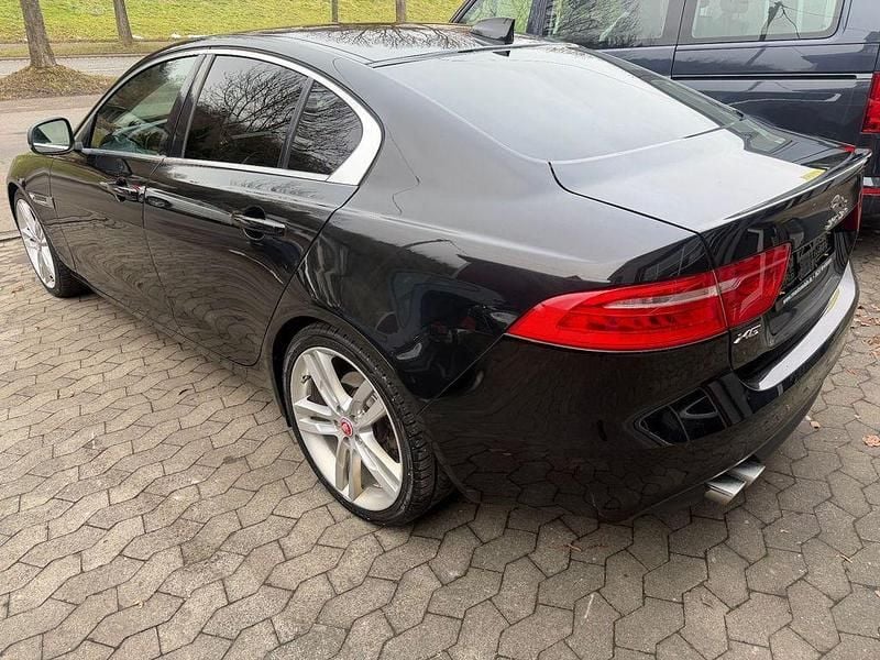 Gebraucht Jaguar XE Prestige 179 PS (131 kW) 2016 Santorini black Limousine