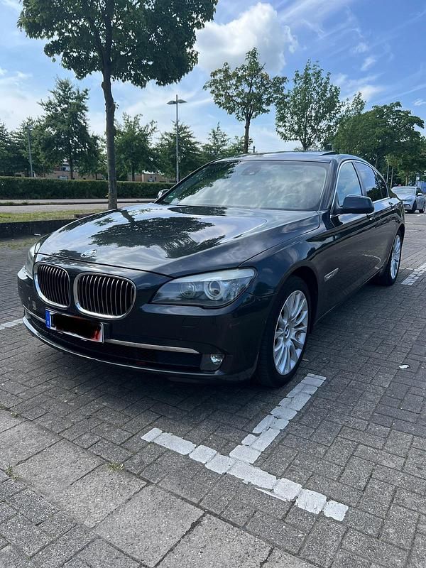 Grau Gebraucht 2010 BMW 730 Limousine | 10.500 € (Fairer Preis) - Bild 1/4