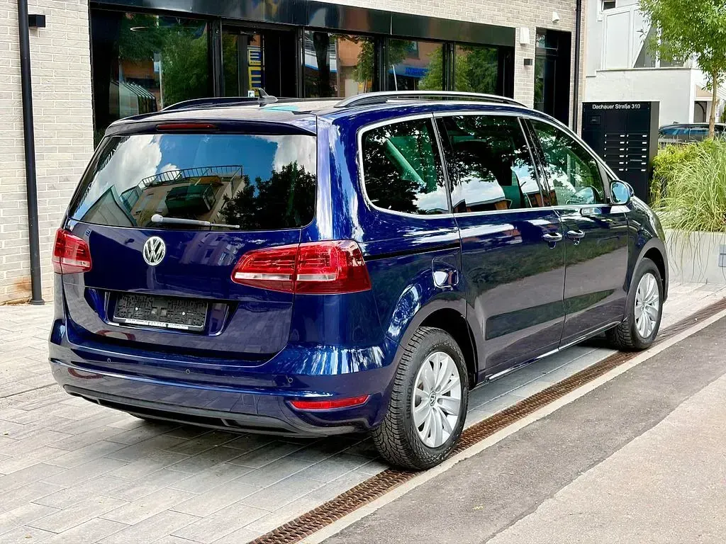 Gebraucht VW Sharan Comfortline 150 PS (110 kW) 2017 Blau Van / Kleinbus