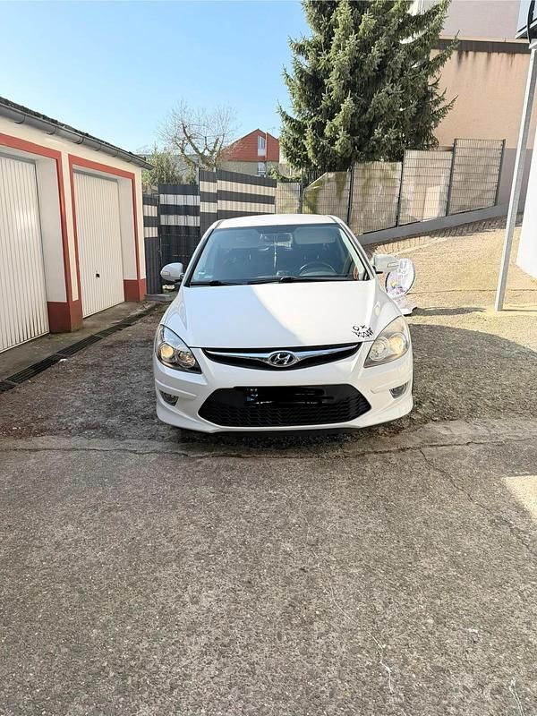 Gebraucht Hyundai i30 109 PS (80 kW) 2011 Weiß Kleinwagen