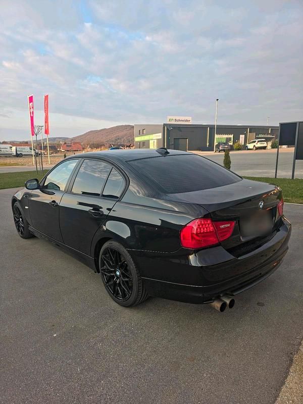 Gebraucht BMW 318 143 PS (105 kW) 2010 Schwarz Limousine