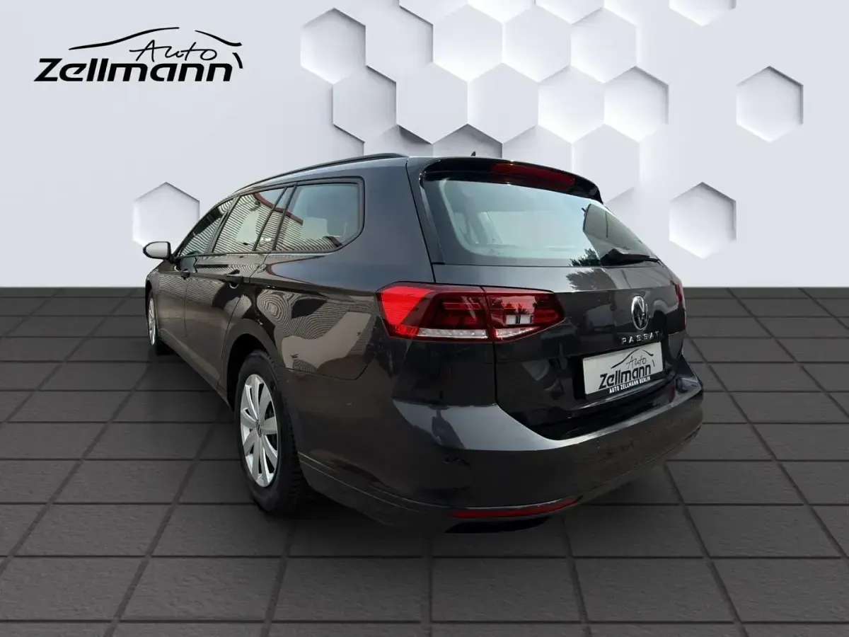 Gebraucht VW Passat Basis 122 PS (89 kW) 2023 Grau Kombi