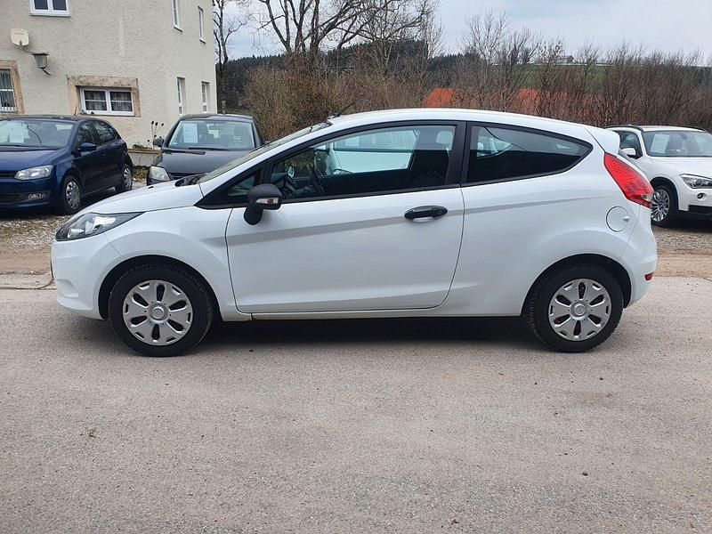 Gebraucht Ford Fiesta Ambiente 60 PS (44 kW) 2012 Weiß Kleinwagen
