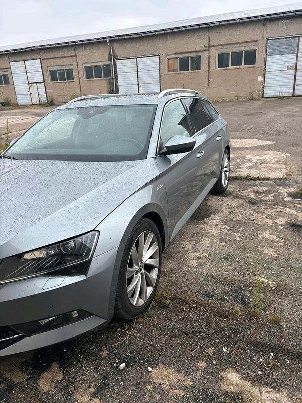 Grau Gebraucht 2016 Skoda Superb LAURIN & KLEMENT Kombi | 11.300 € (Superpreis) - Bild 1/4