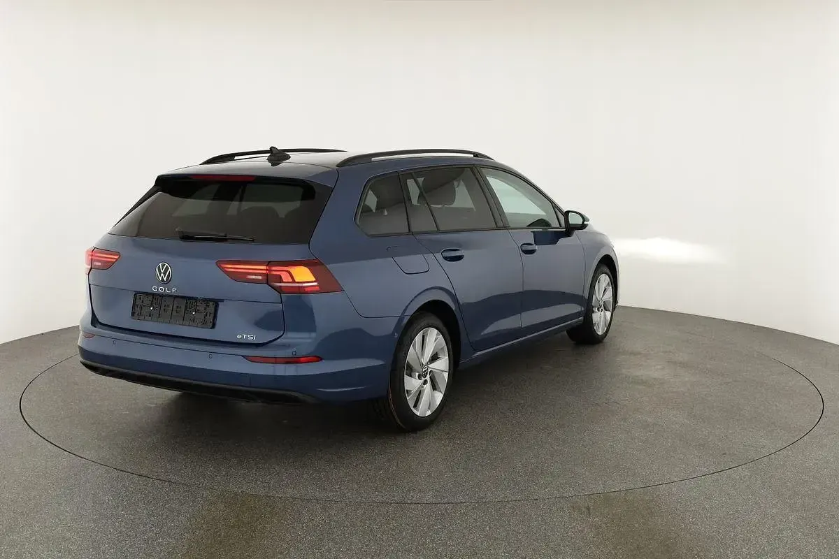 Neu VW Golf VIII Life 150 PS (110 kW) 2026 Anemonenblau metallic Kombi
