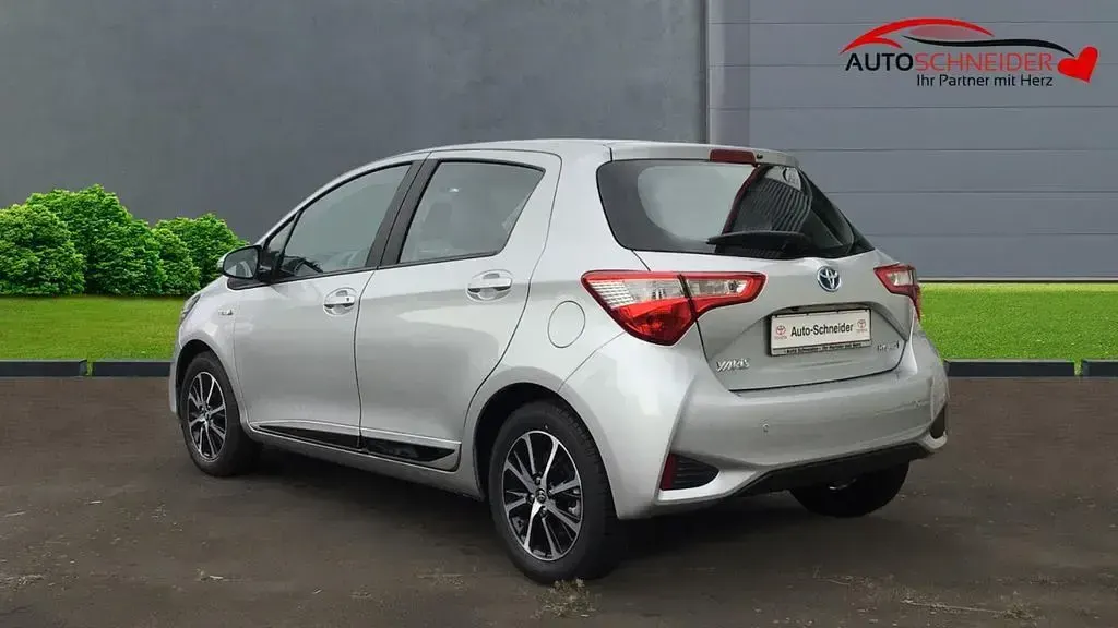 Gebraucht Toyota Yaris Hybrid Team 75 PS (55 kW) 2018 Silber Limousine
