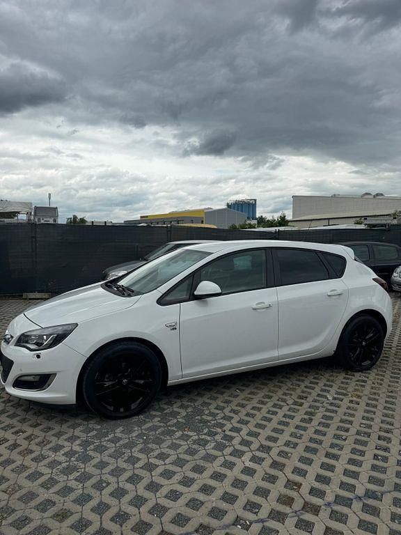 Weiß Gebraucht 2012 Opel Astra Limousine | 5.500 € (Fairer Preis) - Bild 1/4