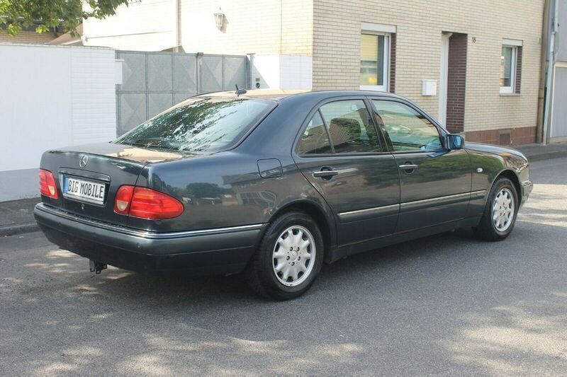 Gebraucht Mercedes E240 Elegance 170 PS (125 kW) 1998 Schwarz metallic Limousine